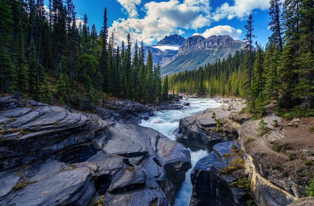 Exploring Canada's Hidden Gems: Off-the-Beaten-Path Adventures